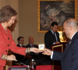 Doña Sofía entrega el Premio a la candidatura de Ayuntaniento de menos de 10.000 habitantes al alcalde de Carranque (Toledo), Marco Antonio Caballero